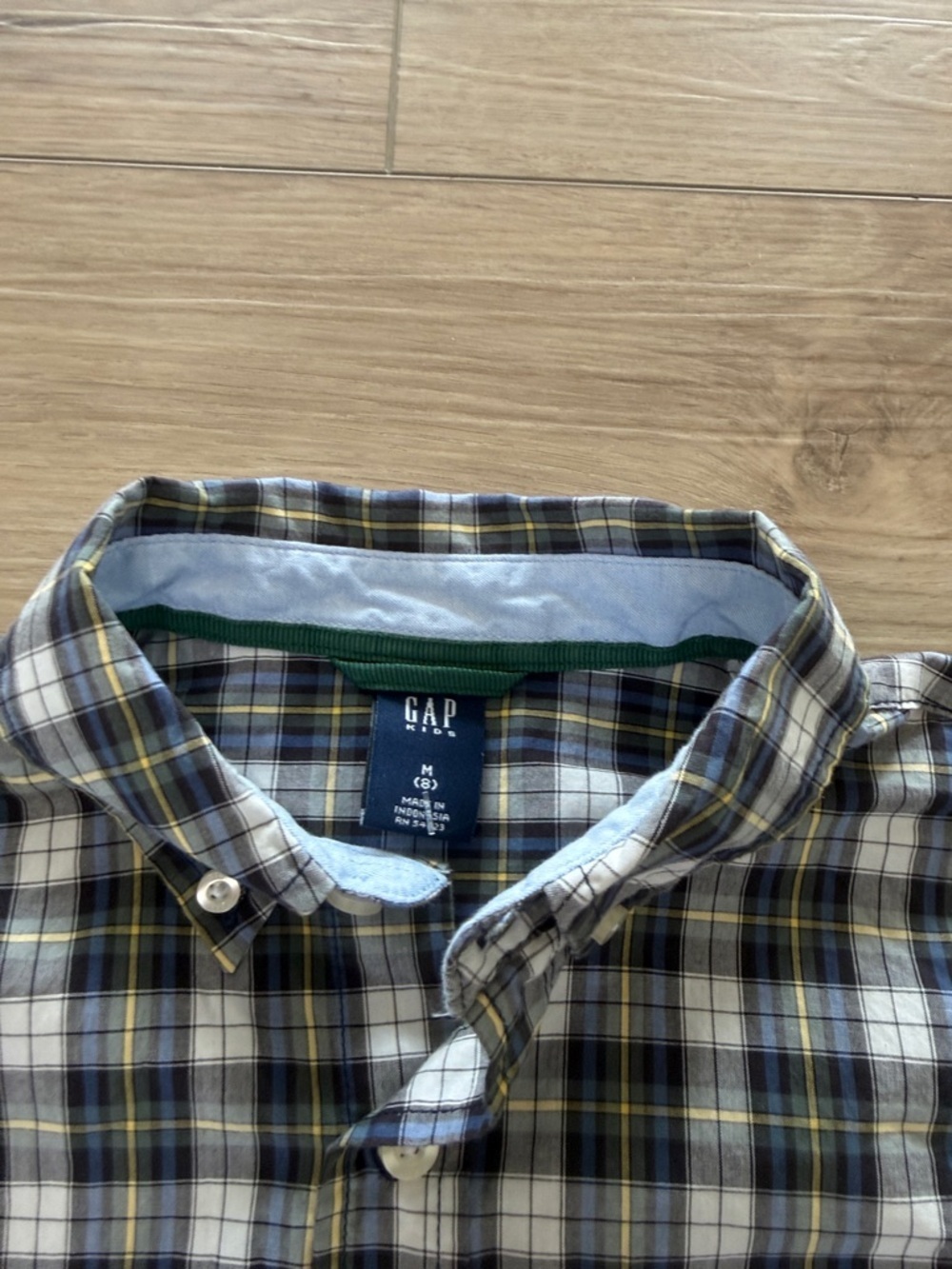Gap Classic Plaid Button-Down Shirt in Navy & White plaid button medium (8) - Picture 4 of 4